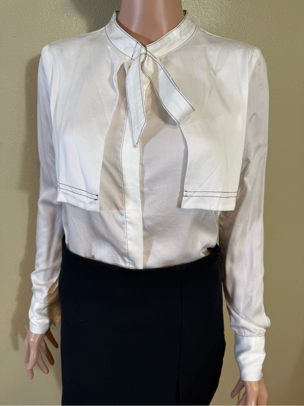 MOTF Women White Flowy Blouse with Contrast Stitching and Ring Detail - Size XS
